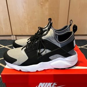 Nike Air Huarache
Size 11
Grey/Black/White